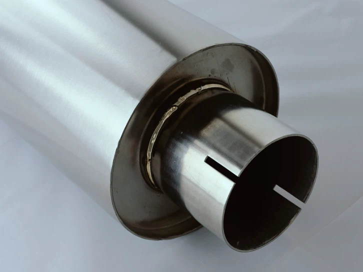 Geborstelde roestvrijstalen uitlaatdemper